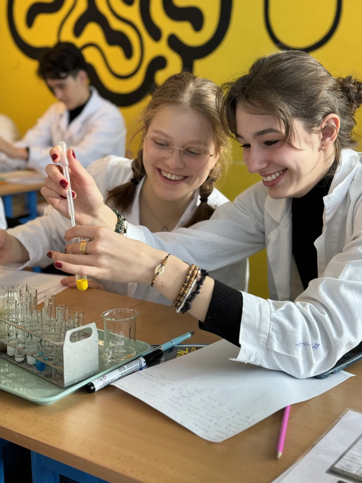 Studenti v chemické laboratoři